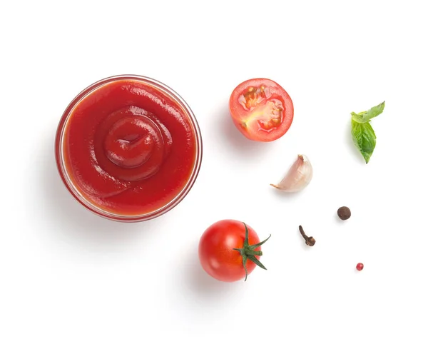 Tomatensaus in kom geïsoleerd op wit — Stockfoto