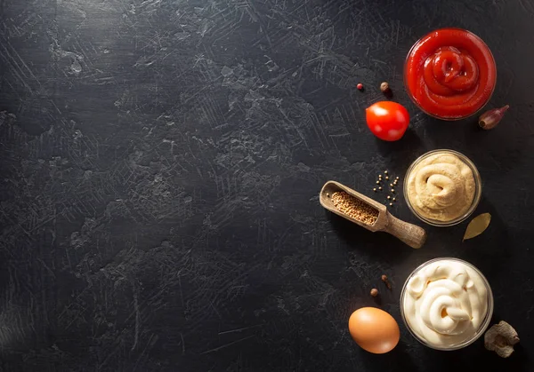 Tomatsauce, mayonnaise og sennep i skål - Stock-foto