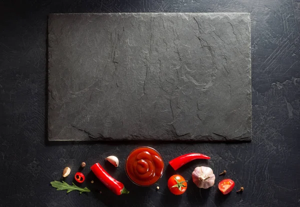 Sos pomidorowy na czarnym tle — Zdjęcie stockowe