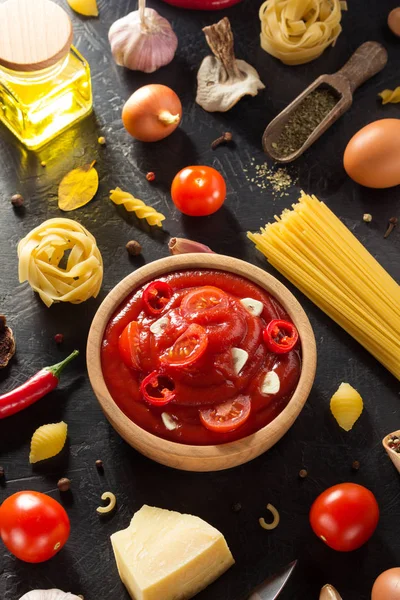 siyah arka plan üzerine bir kapta domates sosu