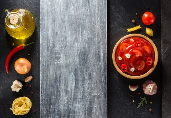 siyah arka plan üzerine bir kapta domates sosu