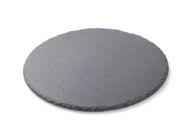 Beyaz arka plan üzerinde kayrak taş tepsi