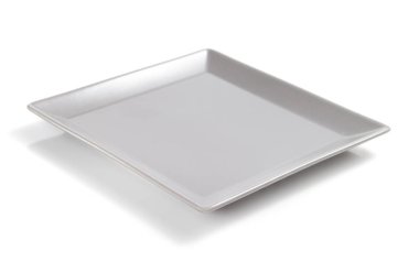 beyaz zemin üzerinde boş seramik tabak