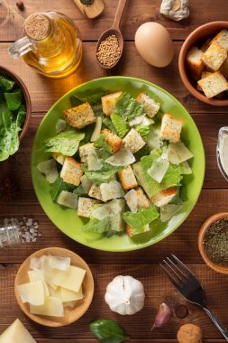 Sezar salatası ve malzemeler ahşap