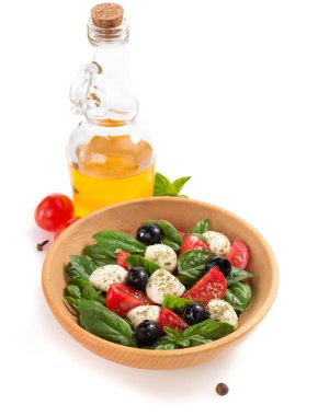 Beyaz arka plan üzerinde plaka Caprese salatası