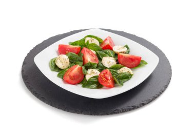 fesleğen, mozzarella ve domates salatası