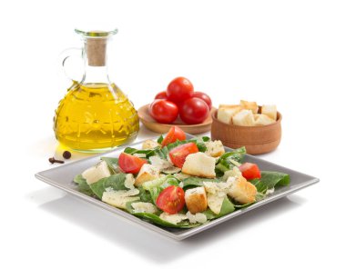 Plaka beyaz zemin üzerine Sezar salatası