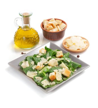 Plaka beyaz zemin üzerine Sezar salatası