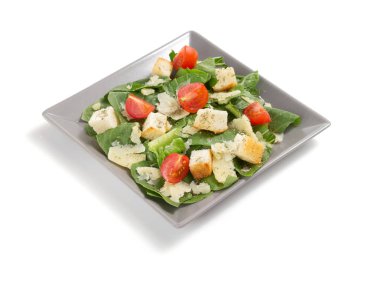 Plaka beyaz zemin üzerine Sezar salatası