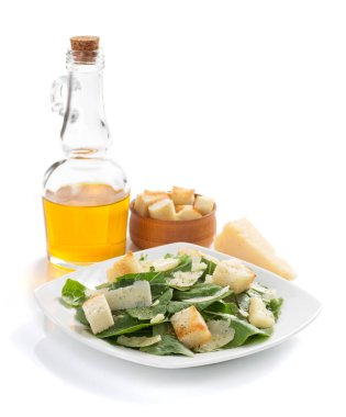 Plaka beyaz zemin üzerine Sezar salatası