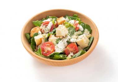 Plaka beyaz zemin üzerine Sezar salatası