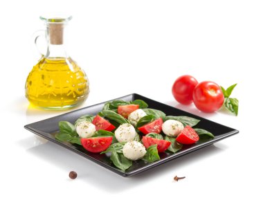 fesleğen, mozzarella ve domates salatası