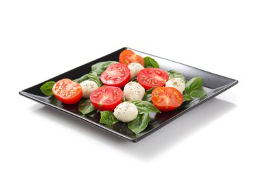Beyaz arka plan üzerinde plaka Caprese salatası