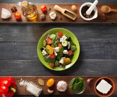 taze salata tabağı ve malzemeler