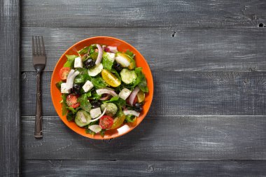 plaka ahşap üzerine taze Yunan salatası