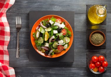 taze salata tabağı ve malzemeler