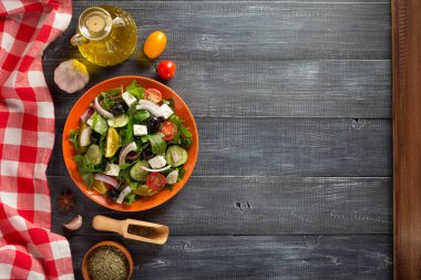 taze salata tabağı ve malzemeler