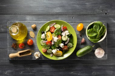 taze salata tabağı ve malzemeler