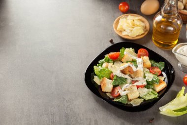 Sezar salatası ve malzemeler masada