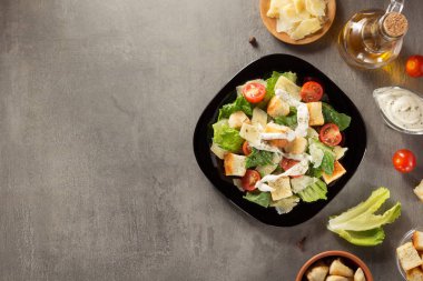 Sezar salatası ve malzemeler masada