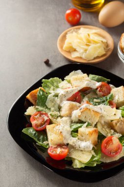 Sezar salatası ve malzemeler masada