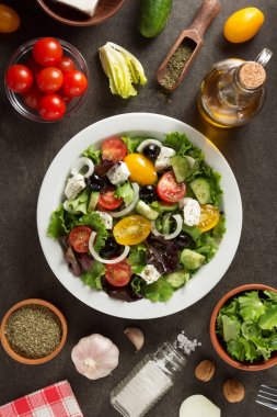 plaka taze Yunan salatası