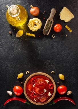 siyah arka plan üzerine bir kapta domates sosu