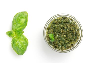 Pesto sos üzerine beyaz izole kase 