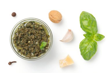 Pesto sos üzerine beyaz izole kase 