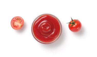 Domates sosu üzerine beyaz izole kase 