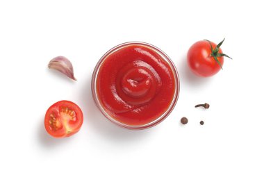 Domates sosu üzerine beyaz izole kase 