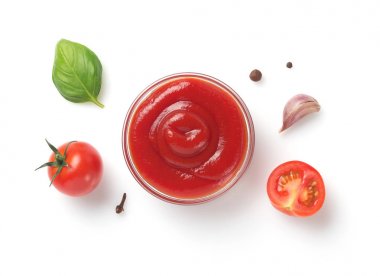 Domates sosu üzerine beyaz izole kase 