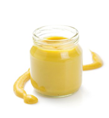 beyaz üzerine kavanoza hardal sosu 