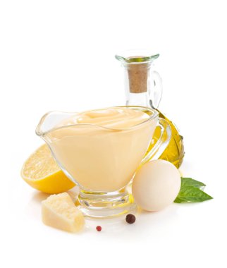 peynir mayonez soslu beyaz arka plan üzerinde