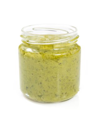 pesto sos kavanoz beyaz arka plan üzerinde