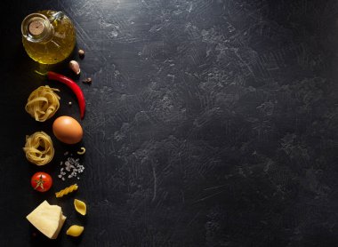 siyah arka plan üzerine pasta malzemeleri