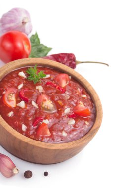 Teknede beyaz sos domates sosu 