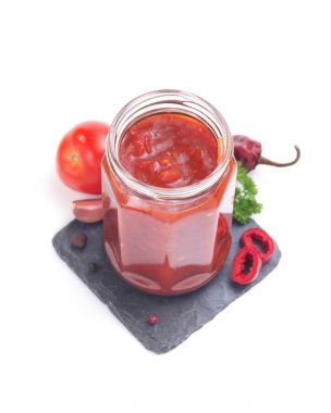 cam beyaz üzerine domates sosu 