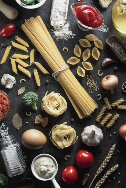 Macarrão e ingrediente alimentar na mesa — Fotografia de Stock