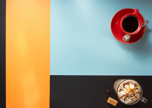 Kopje koffie bij abstracte achtergrond — Stockfoto