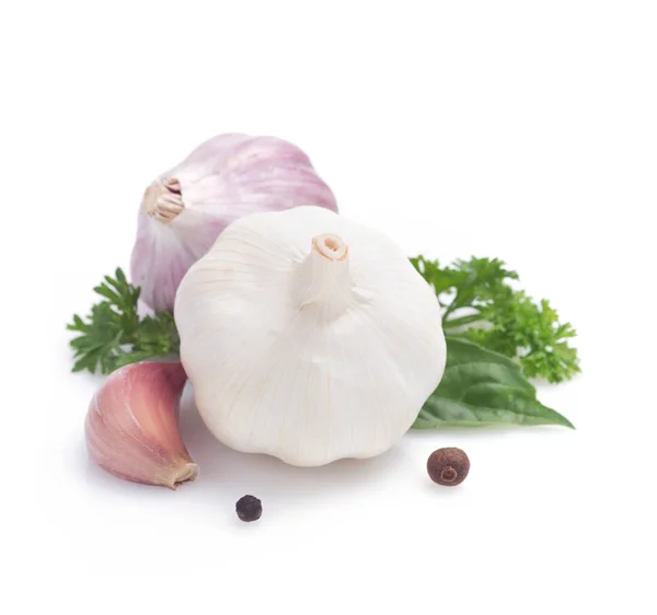 Knoblauch und Gewürze isoliert auf weiß — Stockfoto