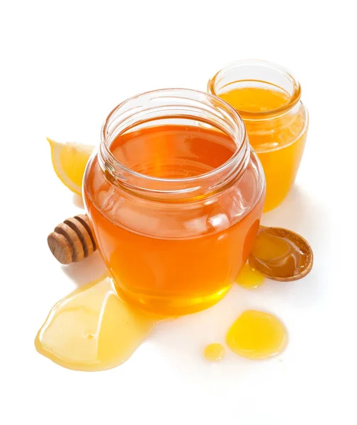 Tarro de vidrio lleno de miel y cazo — Foto de Stock