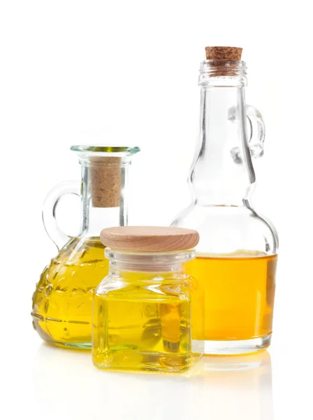Potravinové oleje v láhvi na bílém — Stock fotografie