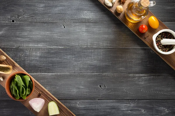 ahşap üzerine baharat, ot ve gıda maddeleri