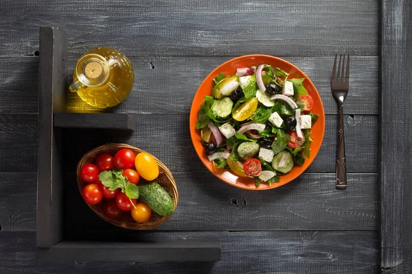 Insalata greca fresca in piatto e ingredienti — Foto Stock