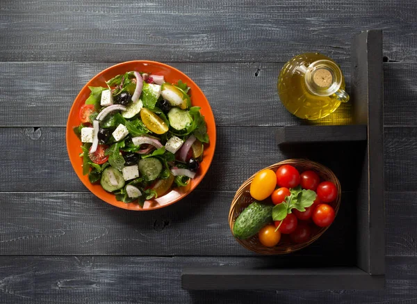 Свежий греческий салат в тарелке и ингредиентах — стоковое фото