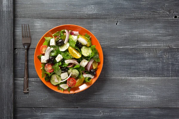 plaka ahşap üzerine taze Yunan salatası