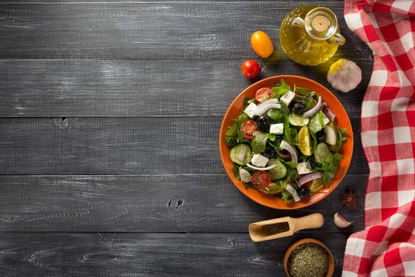 taze salata tabağı ve malzemeler