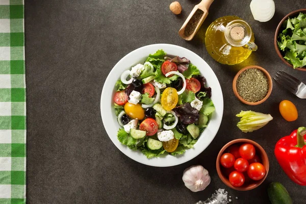 taze salata tabağı ve malzemeler