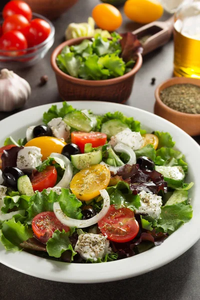 Plaka taze Yunan salatası — Stok fotoğraf